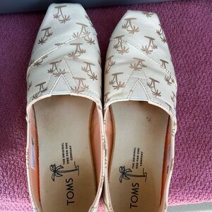 Tom’s palm tree shoes